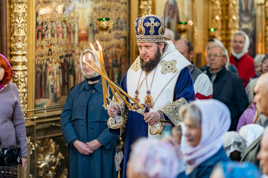 Божественная литургия в праздник Воздвижения Креста Господня в Троицком кафедральном соборе Подольска